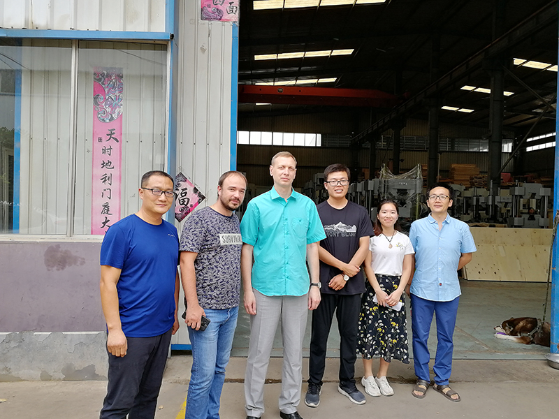 俄羅斯客戶到廠驗收機(jī)器，獲得客戶一致好評